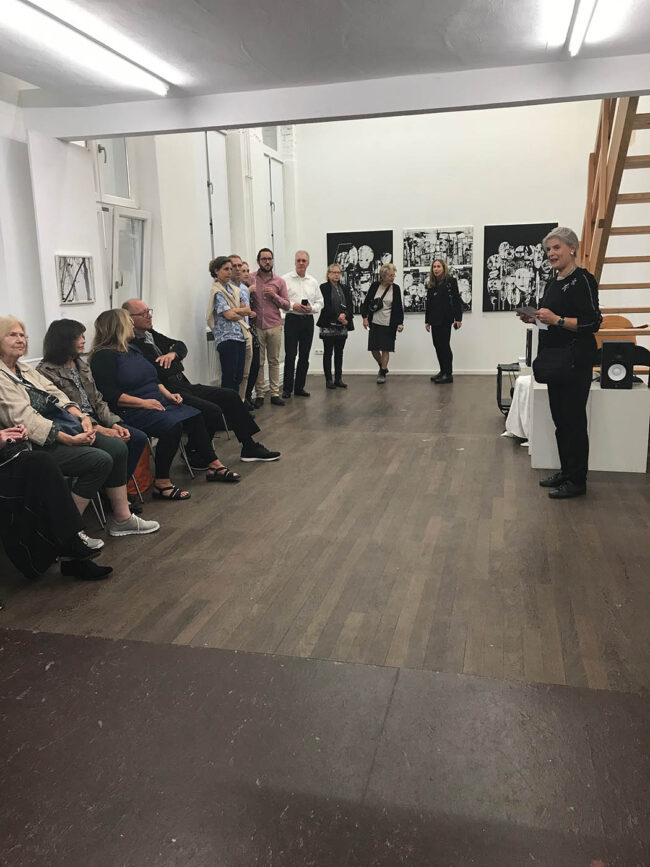 Vernissage mit Einführung von Brigitte Satori Constantinescu beim Herbstsalon im Atelierhaus Darmstadt